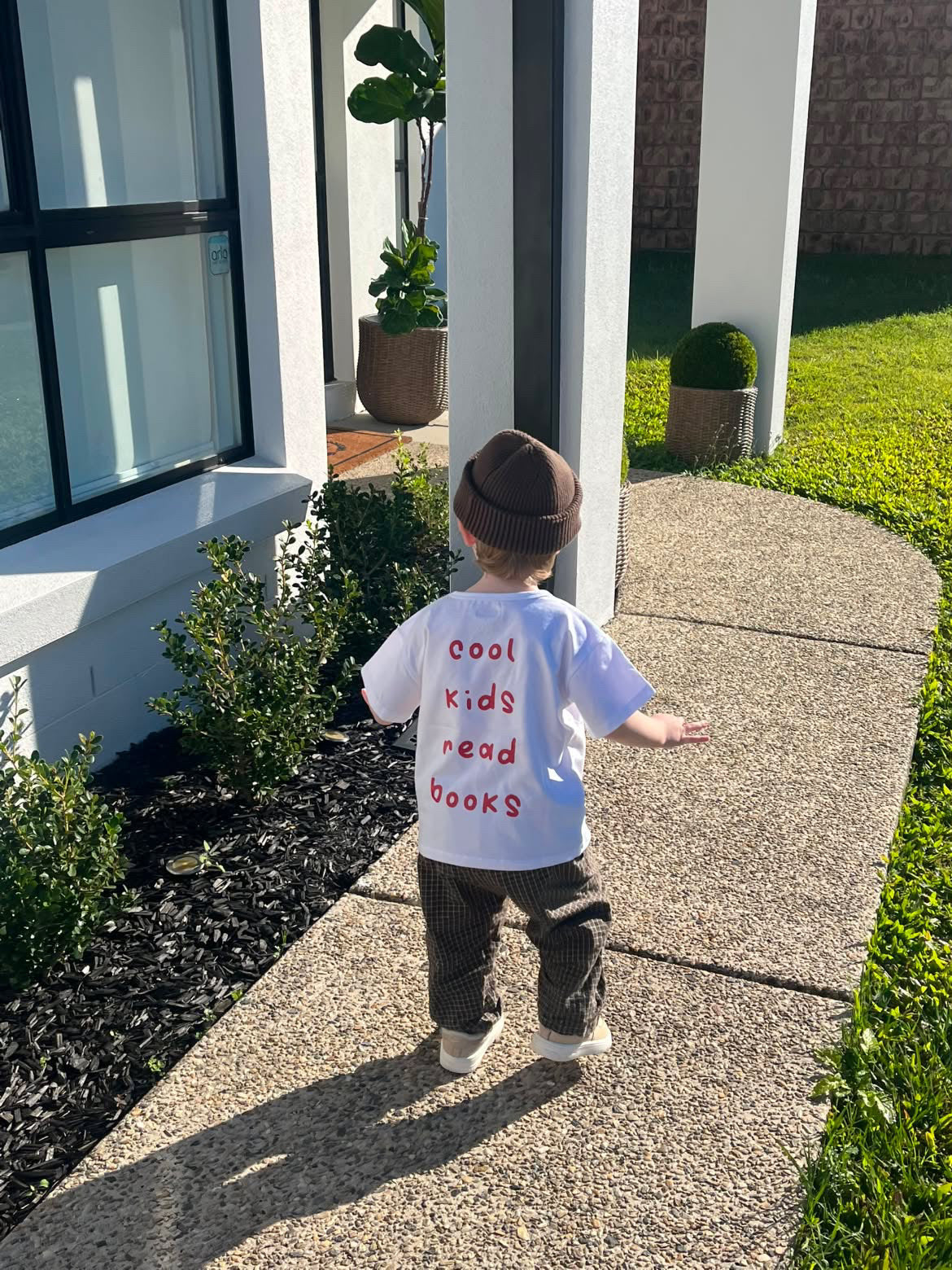 COOL KIDS READ BOOKS TEE